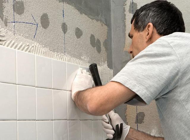 有贴瓷砖的师傅吗(贴瓷砖的师傅叫什么工种)